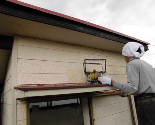 外壁の塗装工事中
