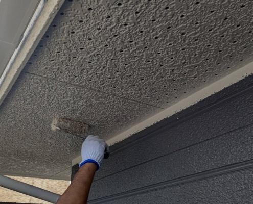 軒天 上塗り塗装中の画像