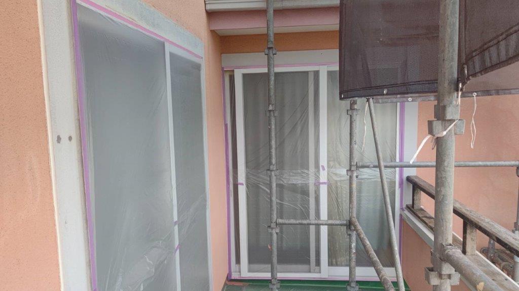 非塗装部分の養生作業