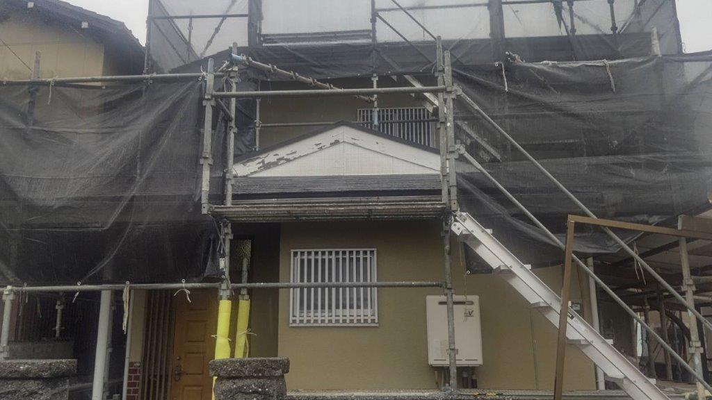 足場と飛散防止のメッシュシート