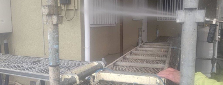 外壁の高圧洗浄中