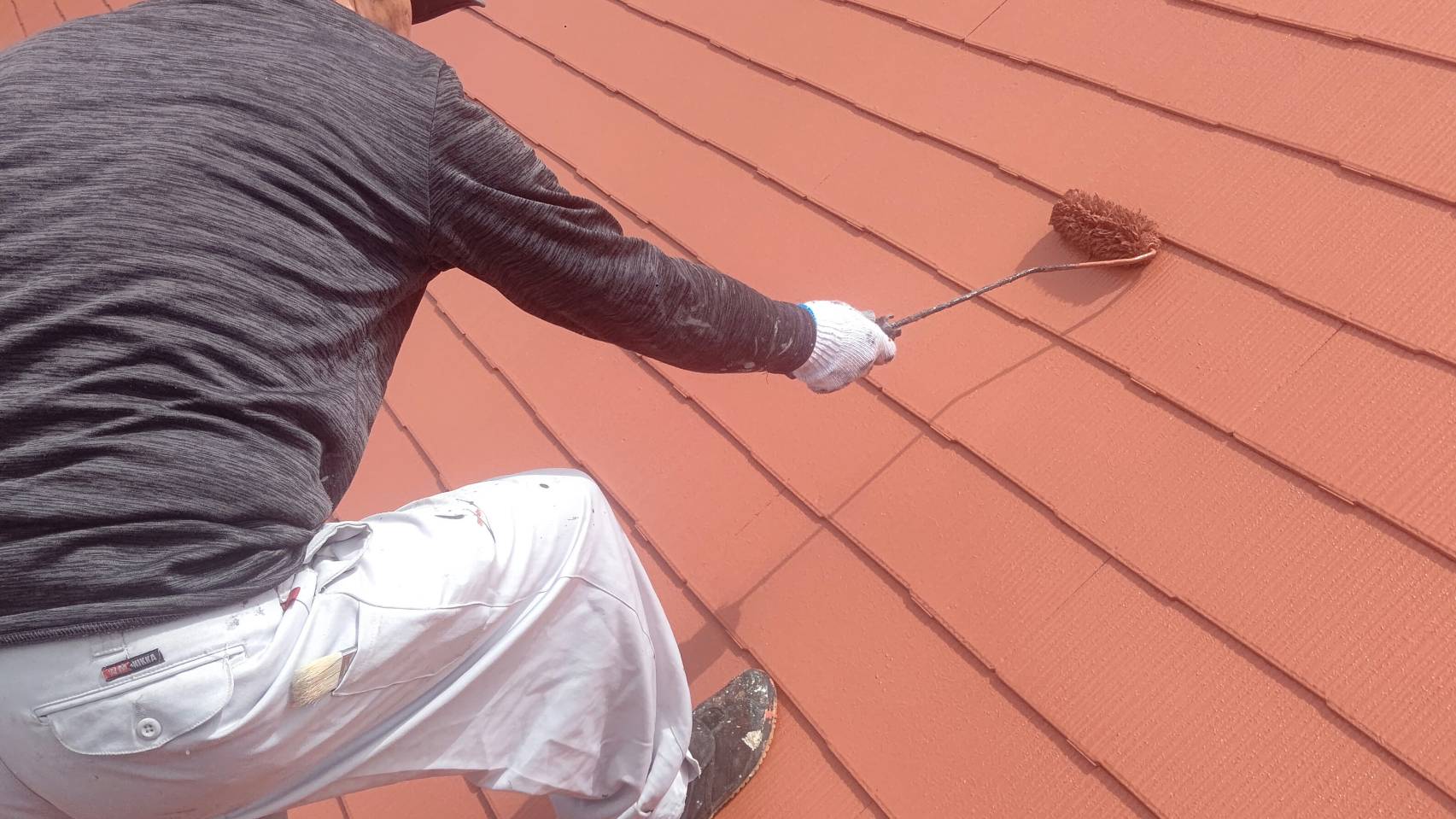 屋根の仕上げ塗装（上塗り2回目）